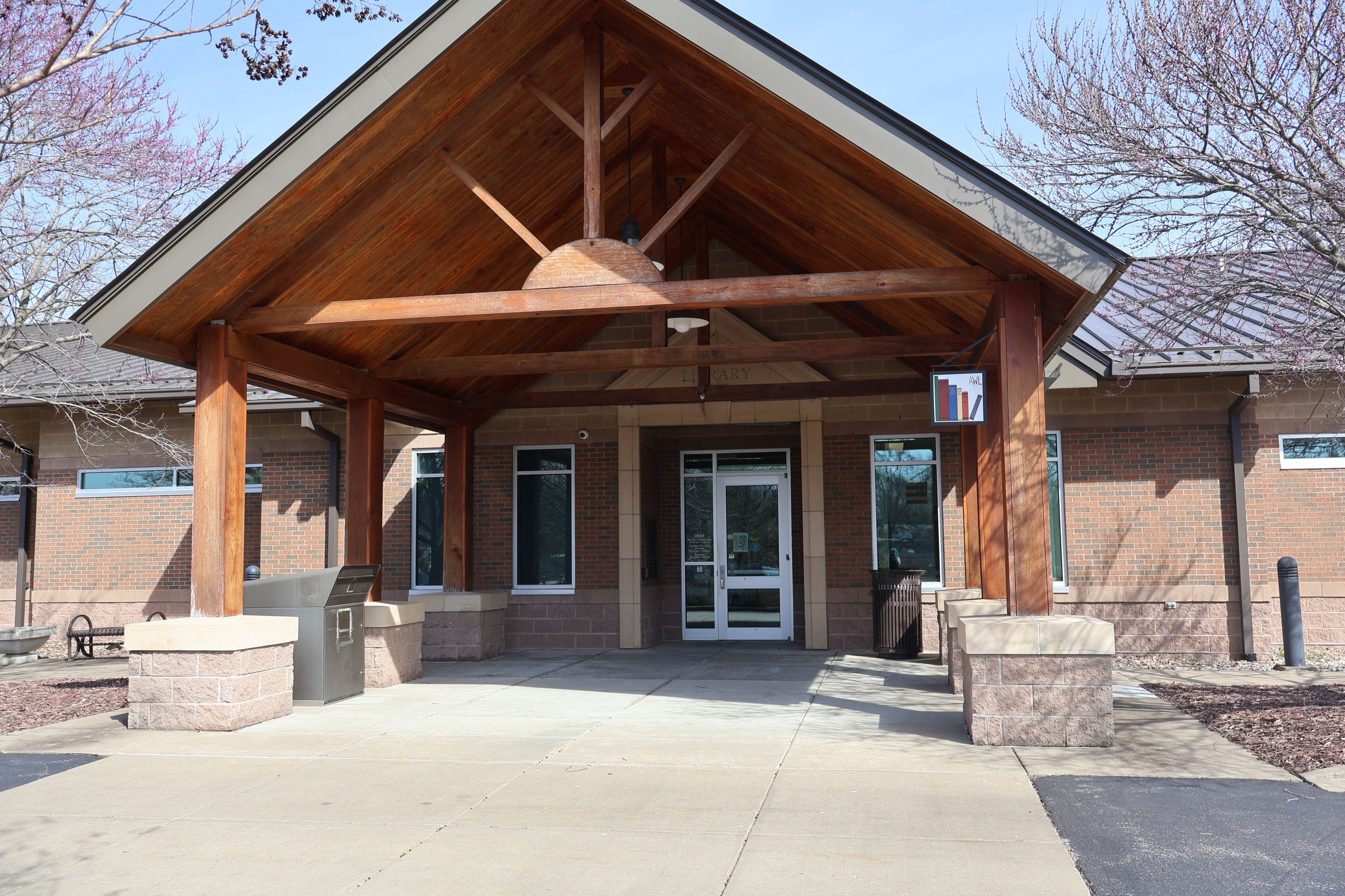 Front entrance to Anne West Lindsey Library