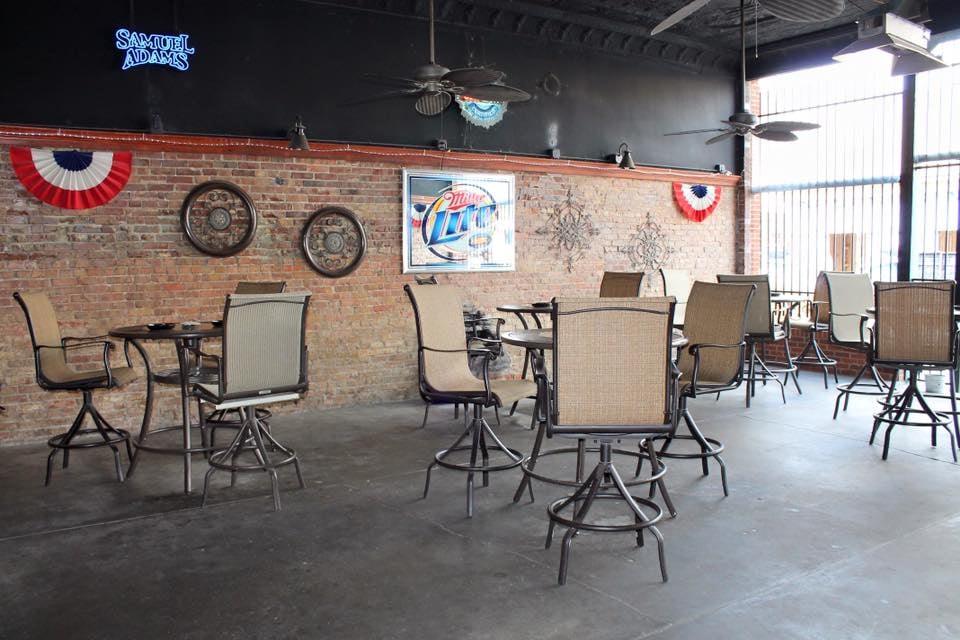 teddys-sports-bar-grill-patio-table-herrin-southern-illinois