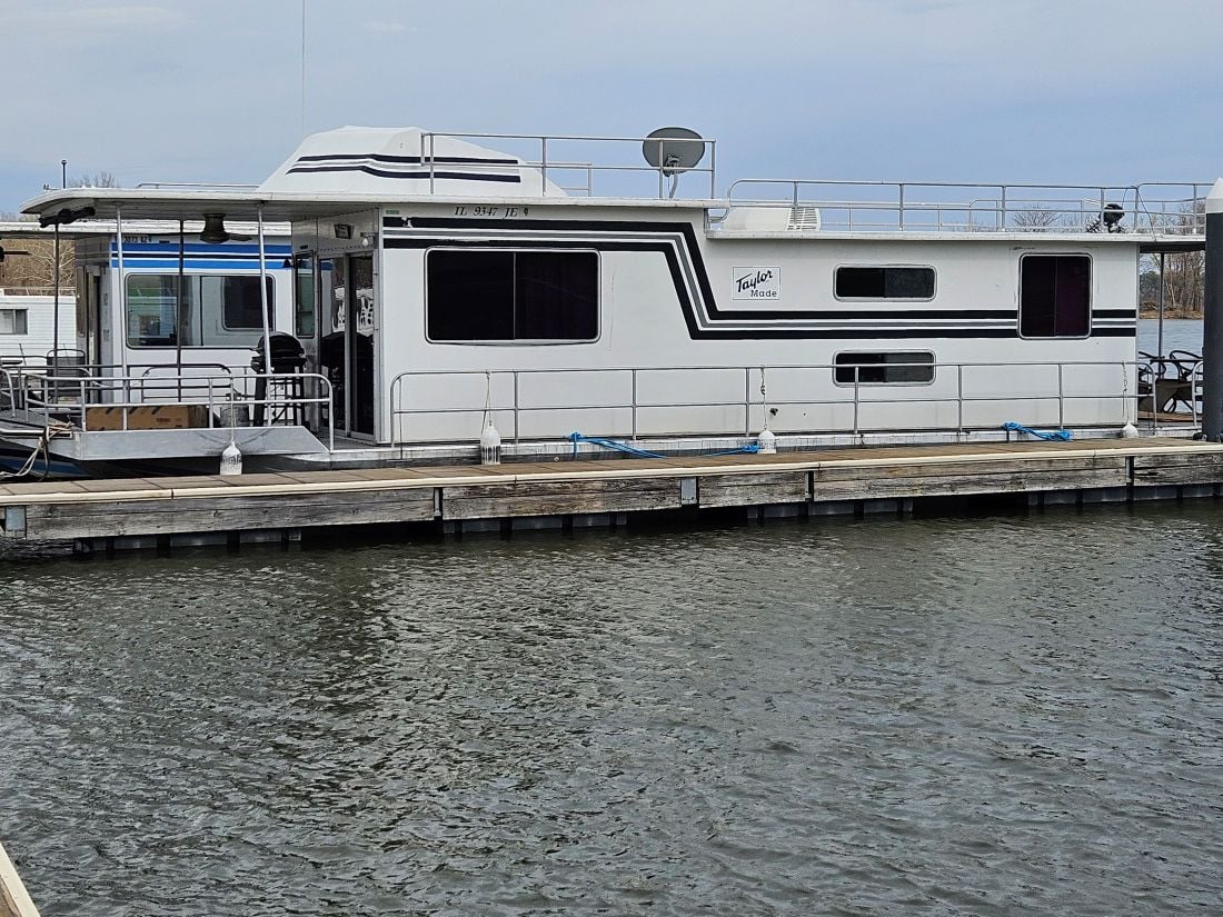 playport-marina-crab-orchard-lake-marion-southern-illinois