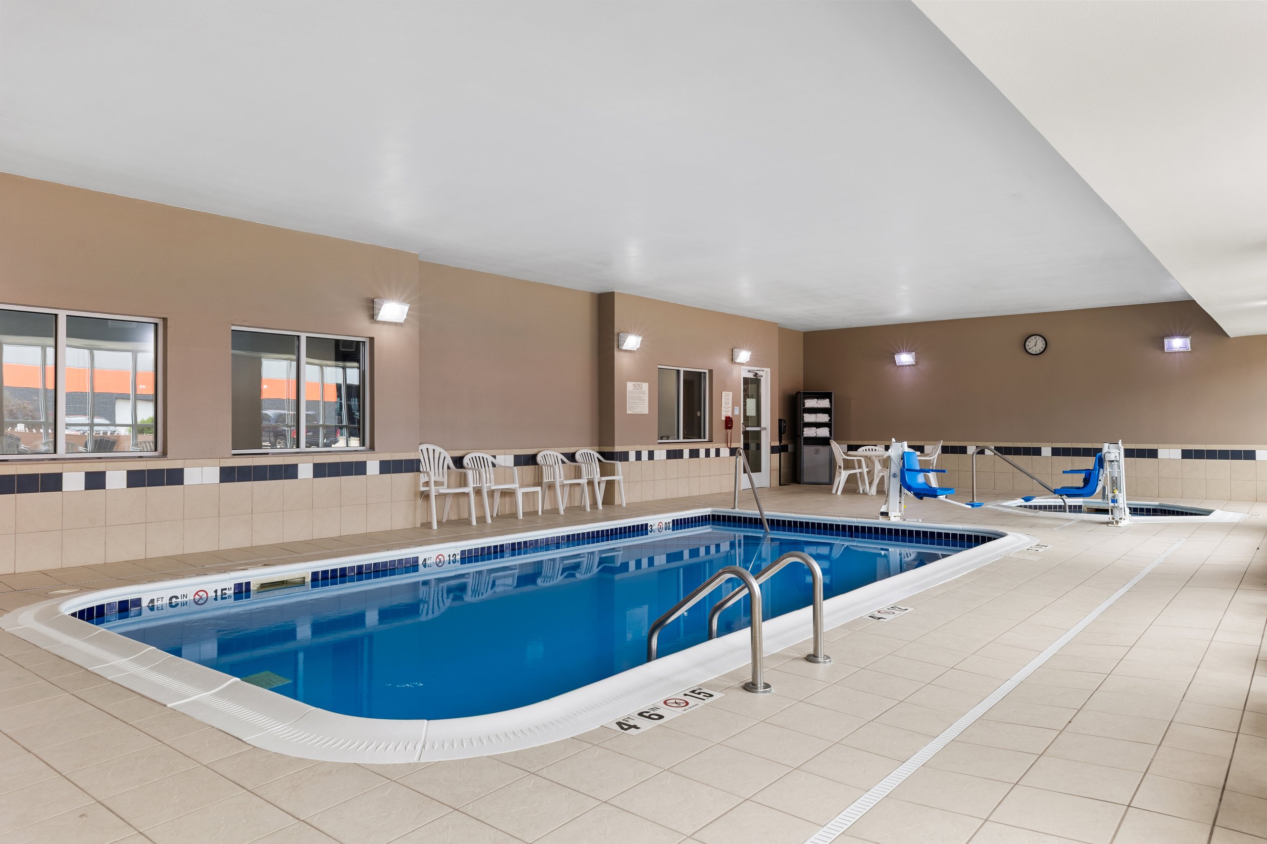 comfort-inn-suites-pool-2026