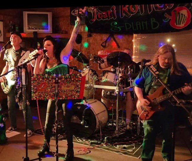 joani-rotten-and-plan-b-band-playing