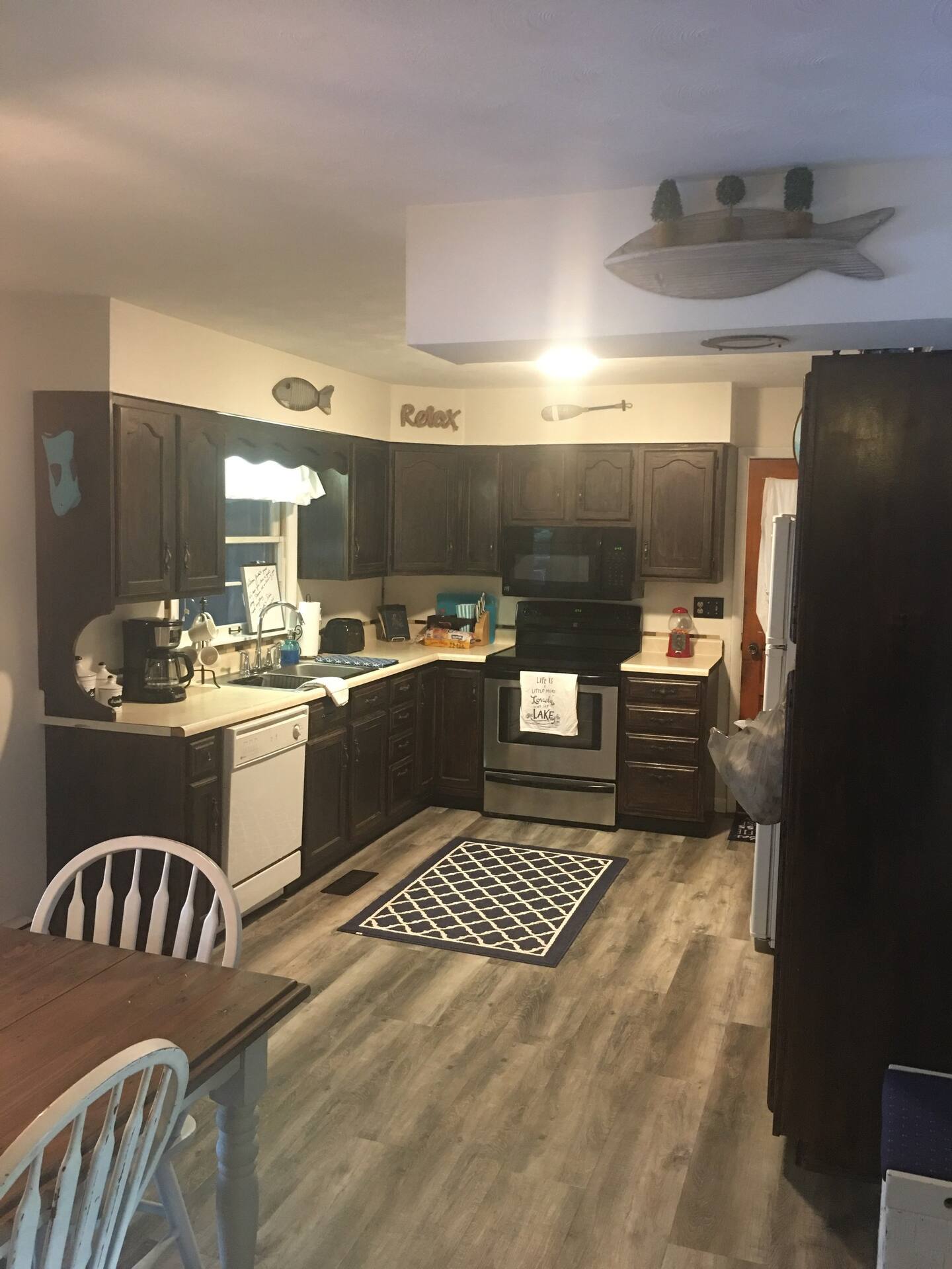 lakefront-cottage-fully-stocked-kitchen-marion-illinois