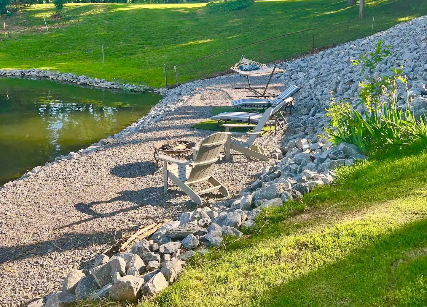 lakefront-cottage-loungers-hammock-fire-pit-lakeside-gravel-marion-illinois