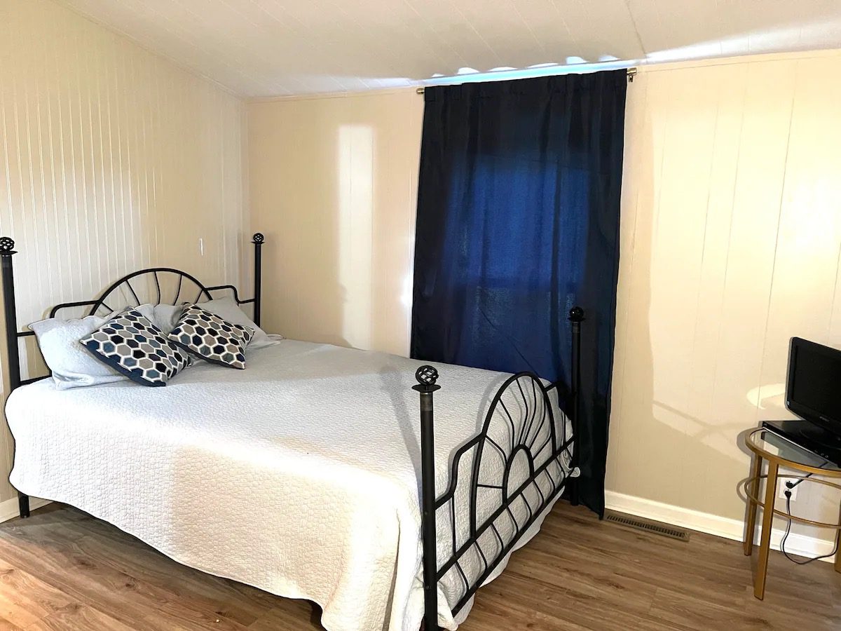 blue-oasis-bedroom-lake-of-egypt-illinois