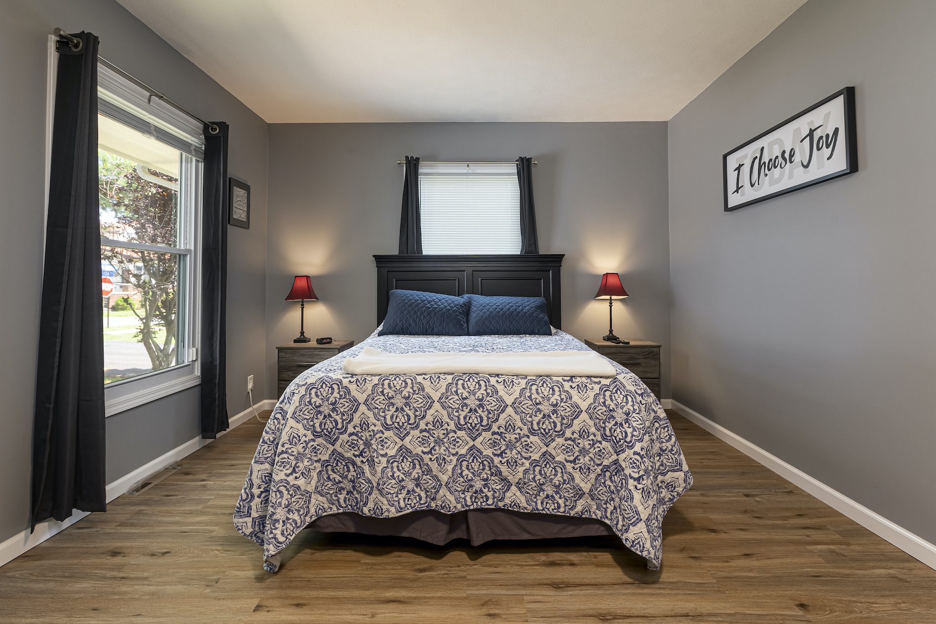 two-blocks-from-clock-queen-bed-downtown-marion-illinois