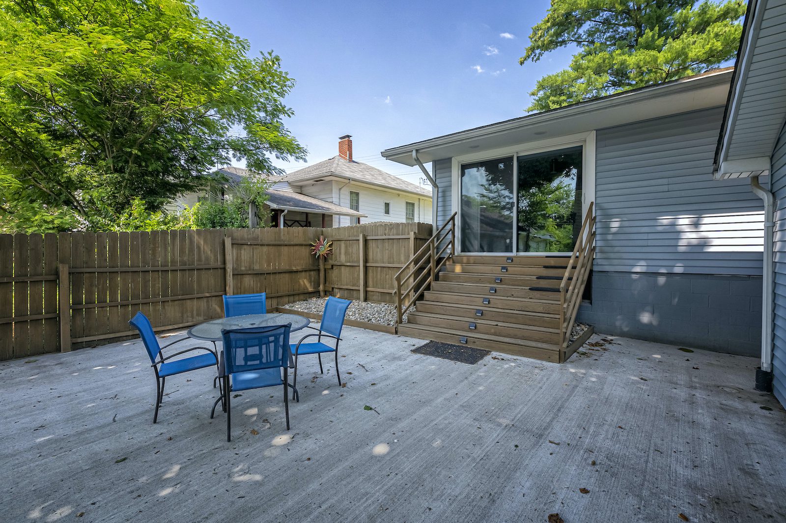 two-blocks-from-outdoor-patio-downtown-marion-illinois
