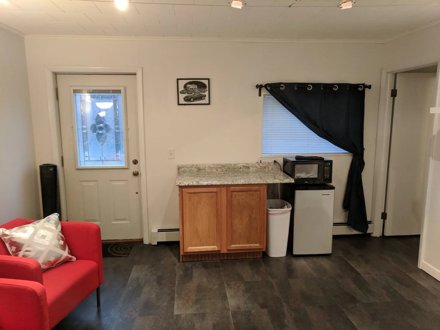 modern-studio-apt-carterville-rental