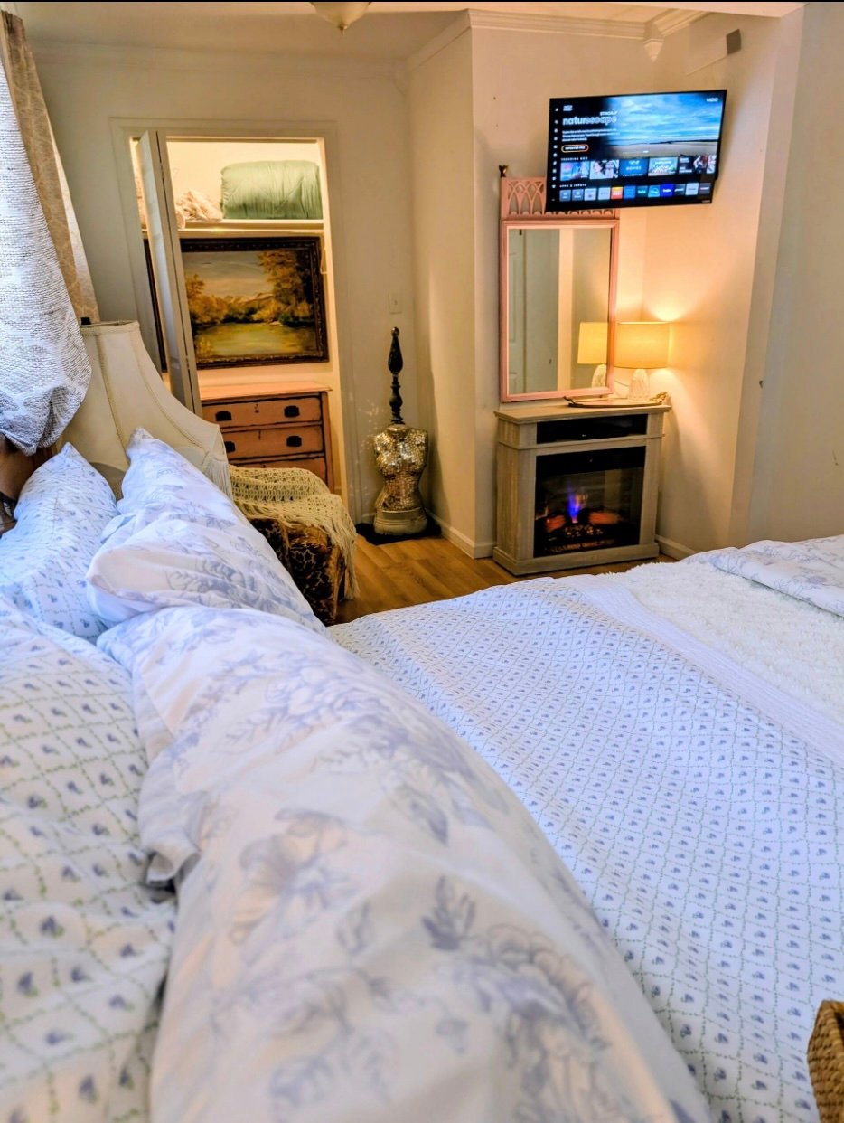 charmful-cabin-bedroom-carbondale-southern-illinois