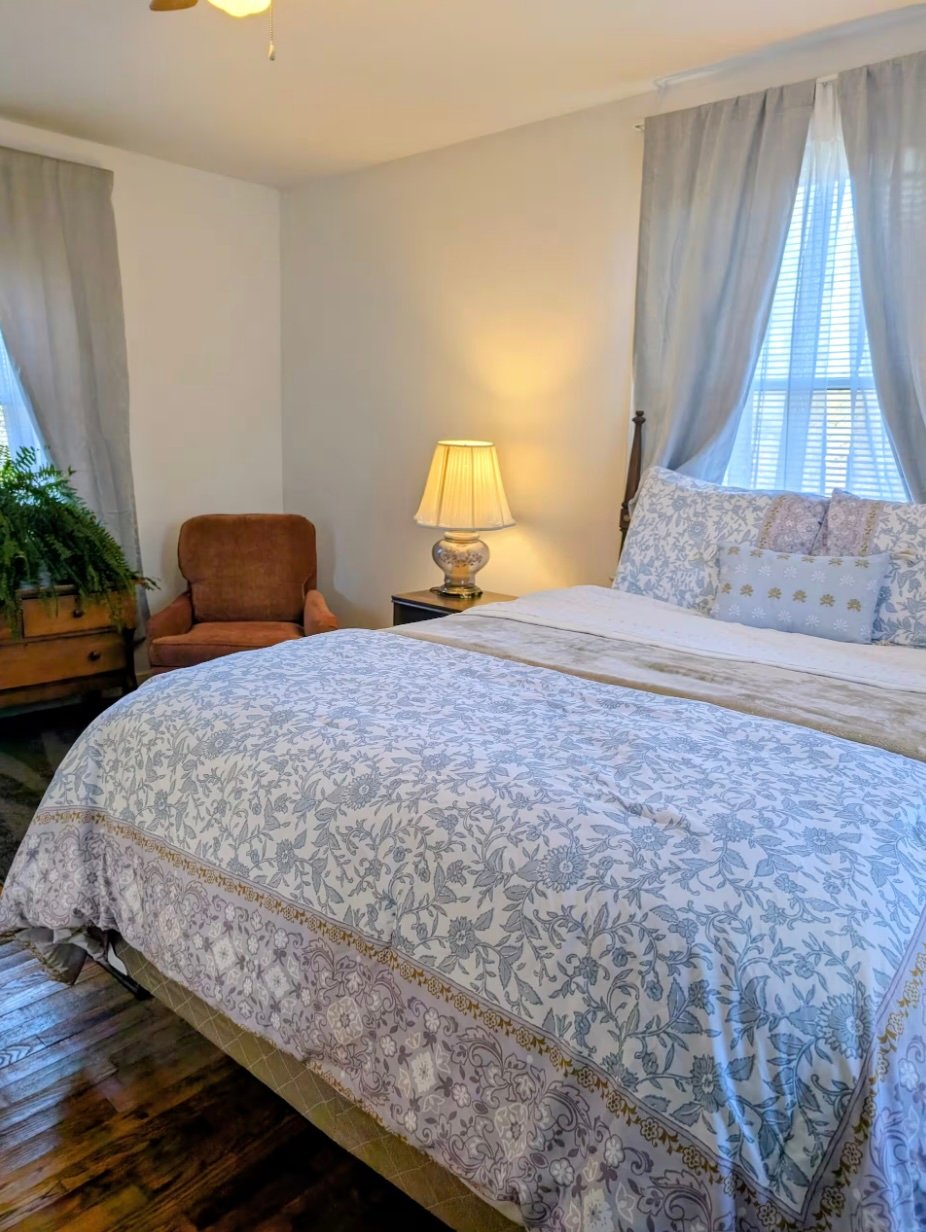 delightful-cabin-bedroom-carbondale-southern-illinois