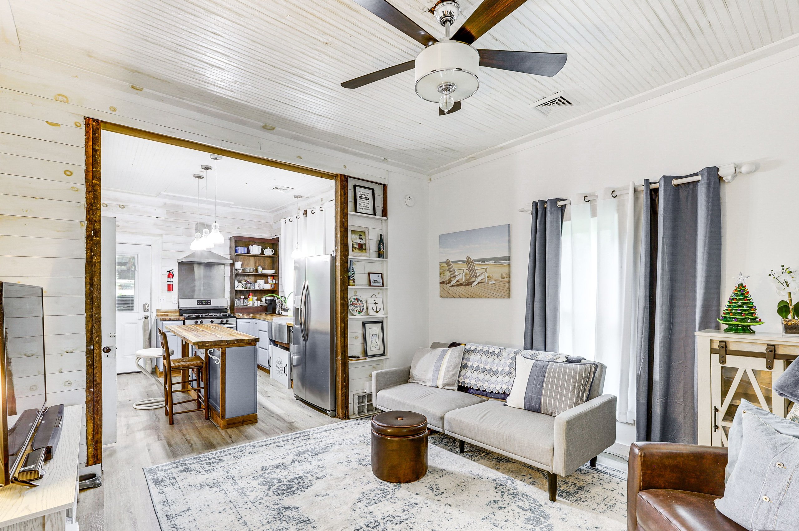 cozy-carterville-home-living-room-southern-illinois